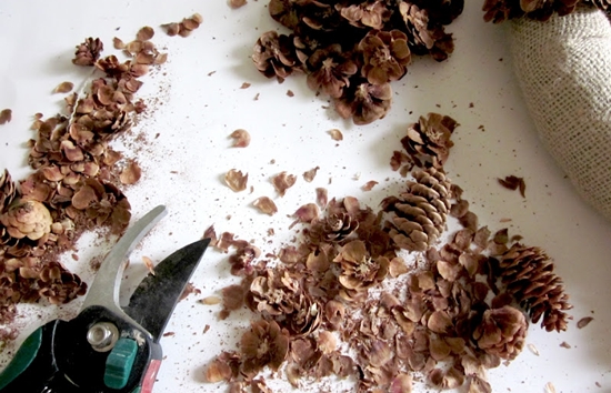 Artisanat d'automne fait de brindilles avec leurs propres mains