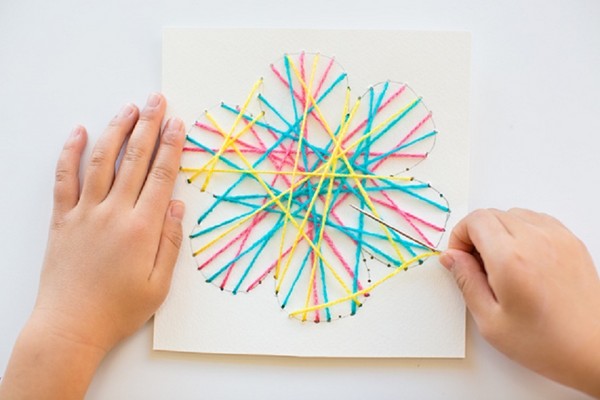 Carte pour la fête des mères avec leurs propres mains, des classes de maître avec des photos pour la maternelle et les notes 1-3