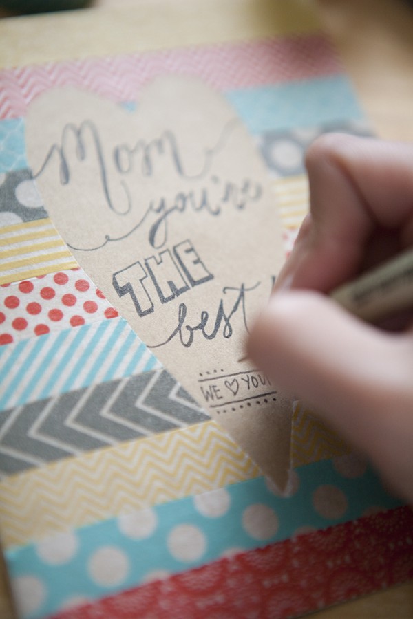 Carte pour la fête des mères avec leurs propres mains, des classes de maître avec des photos pour la maternelle et les notes 1-3