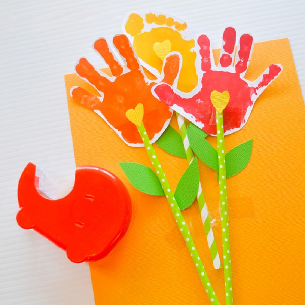 Carte pour la fête des mères avec leurs propres mains, des classes de maître avec des photos pour la maternelle et les notes 1-3