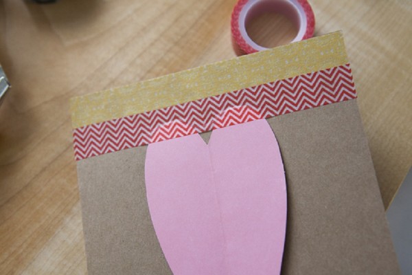 Carte pour la fête des mères avec leurs propres mains, des classes de maître avec des photos pour la maternelle et les notes 1-3