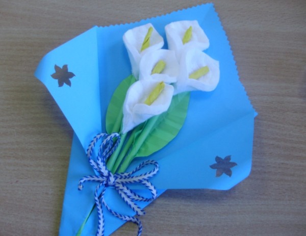Fleurs perce-neige en coton avec leurs propres mains