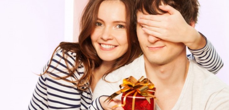 femme donne un cadeau