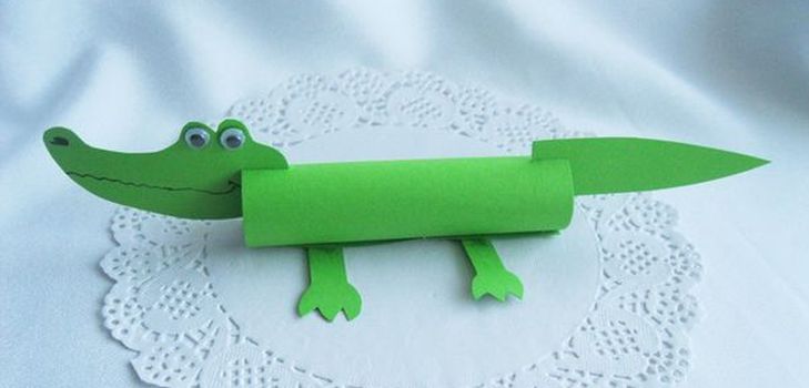 Crocodile fait de papier coloré avec ses propres mains