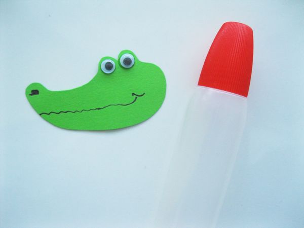 Crocodile fait de papier coloré avec ses propres mains