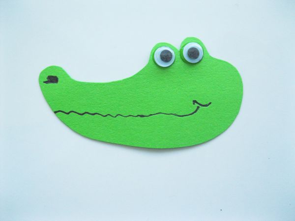Crocodile fait de papier coloré avec ses propres mains