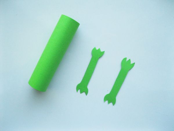 Crocodile fait de papier coloré avec ses propres mains