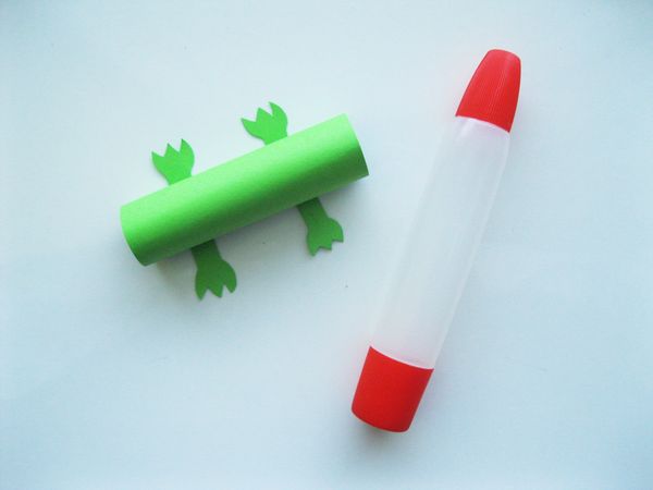 Crocodile fait de papier coloré avec ses propres mains