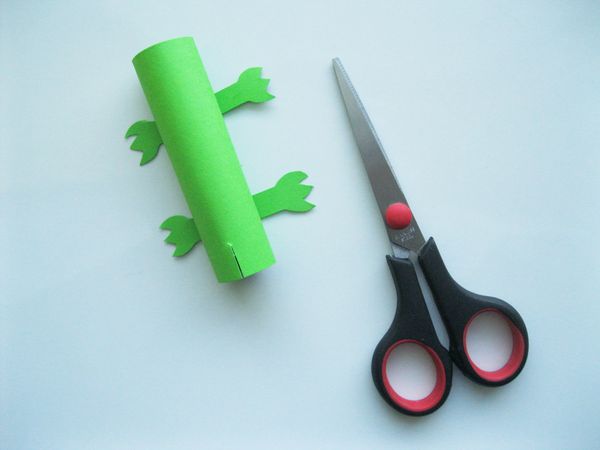 Crocodile fait de papier coloré avec ses propres mains