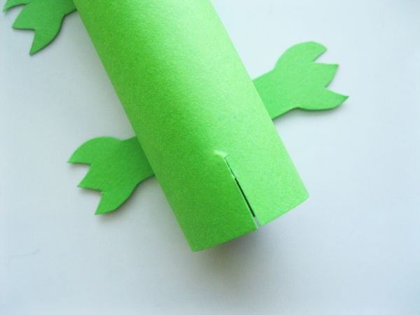 Crocodile fait de papier coloré avec ses propres mains