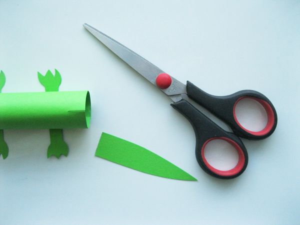 Crocodile fait de papier coloré avec ses propres mains