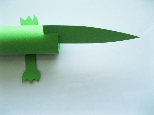 Crocodile fait de papier coloré avec ses propres mains