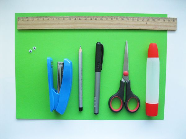 Crocodile fait de papier coloré avec ses propres mains