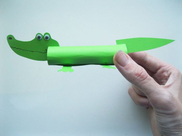Crocodile fait de papier coloré avec ses propres mains