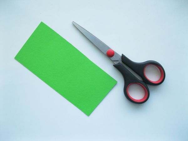 Crocodile fait de papier coloré avec ses propres mains