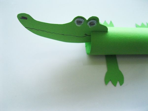 Crocodile fait de papier coloré avec ses propres mains