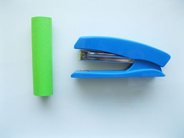 Crocodile fait de papier coloré avec ses propres mains