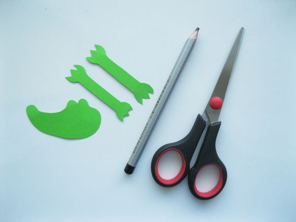 Crocodile fait de papier coloré avec ses propres mains