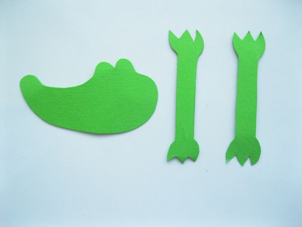 Crocodile fait de papier coloré avec ses propres mains
