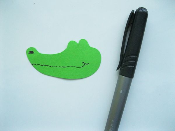 Crocodile fait de papier coloré avec ses propres mains