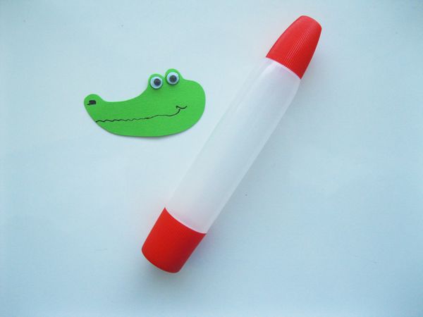 Crocodile fait de papier coloré avec ses propres mains