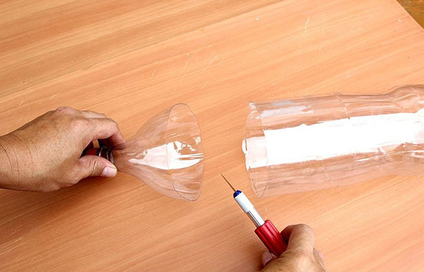 Nouveaux artisanats de bouteilles en plastique avec leurs propres mains pour le jardin et le verger