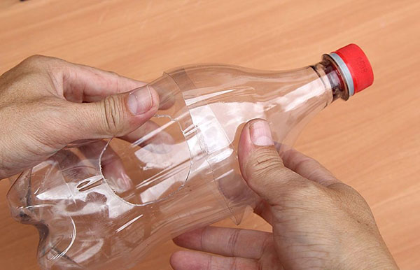 Nouveaux artisanats de bouteilles en plastique avec leurs propres mains pour le jardin et le verger