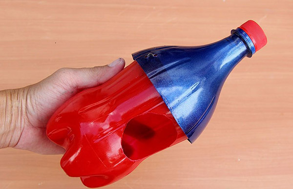 Nouveaux artisanats de bouteilles en plastique avec leurs propres mains pour le jardin et le verger