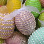 Artisanat pour Pâques: tressage des oeufs avec des perles