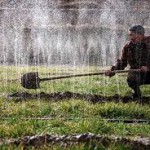 Arroser en aspergeant vos mains - vidéo Arroser en aspergeant vos mains - vidéo