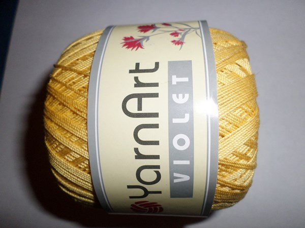 1 écheveau de fil jaune clair