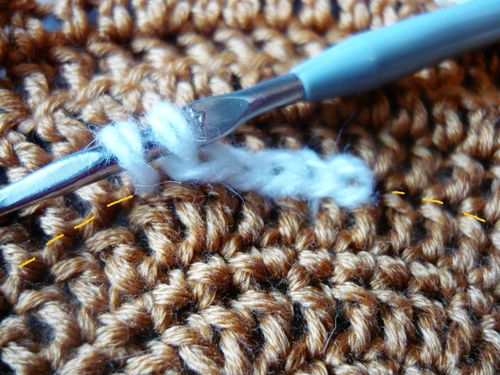 Comment attacher un crochet sous la forme d'un poulet