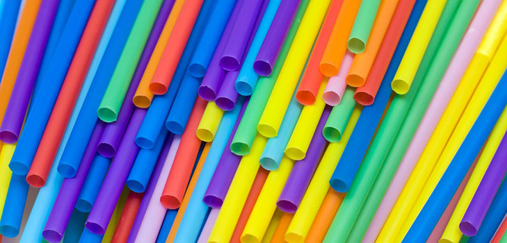 Paniers de tubes à cocktail et de journaux