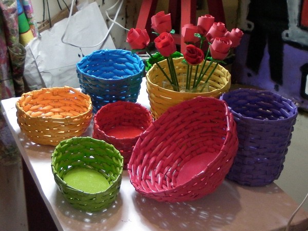 Paniers de tubes à cocktail et de journaux