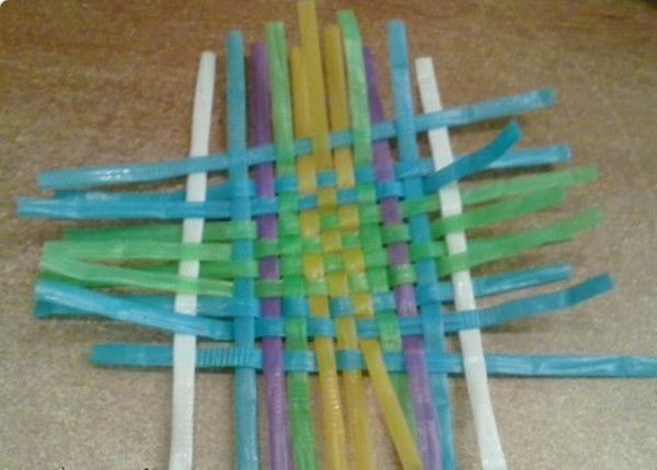 Paniers de tubes à cocktail et de journaux