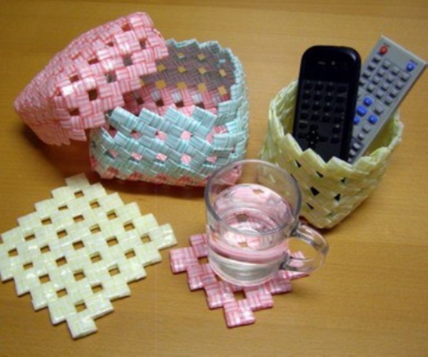 Paniers de tubes à cocktail et de journaux