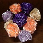 Roses de rubans avec leurs propres mains