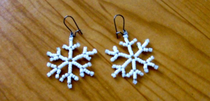 boucles d'oreilles sur la table