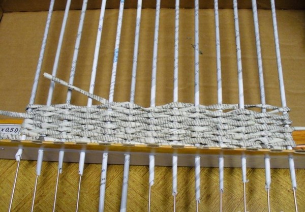 Tissage à partir de tubes de journaux pour les débutants