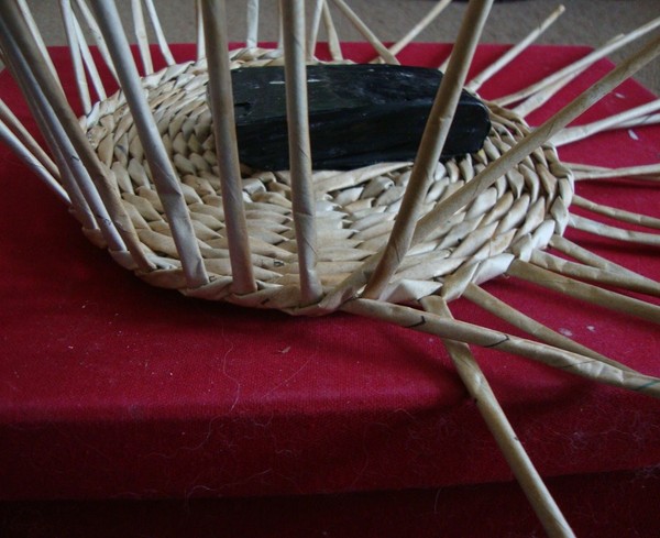 Tissage à partir de tubes de journaux pour les débutants