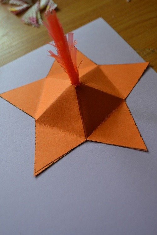 Artisanat d'ici le 9 mai: feu perpétuel du papier par ses propres mains