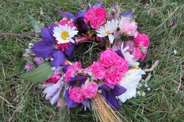 Guirlande de fleurs pour le mariage de leurs propres mains