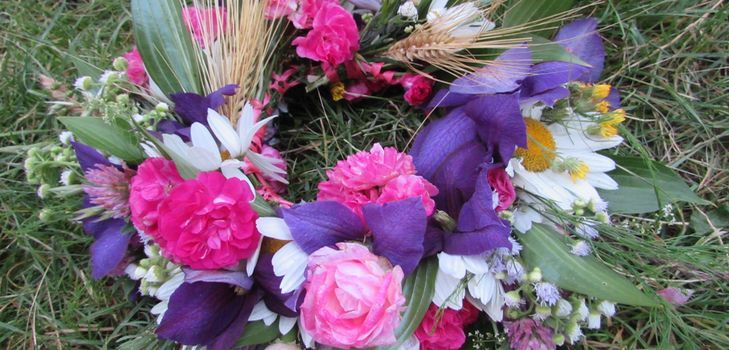 Guirlande de fleurs pour le mariage de leurs propres mains