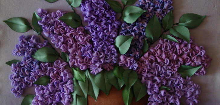 Broderie avec des rubans: lilas dans un panier