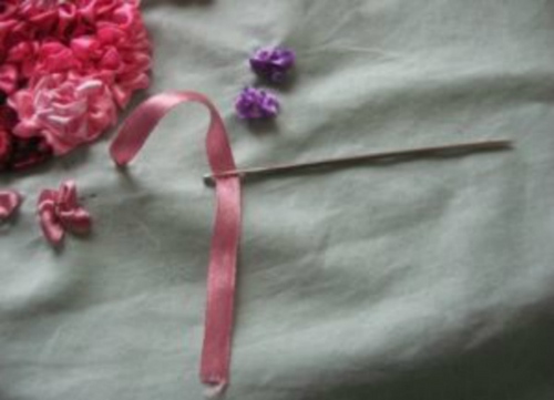 Broderie avec des rubans: lilas dans un panier