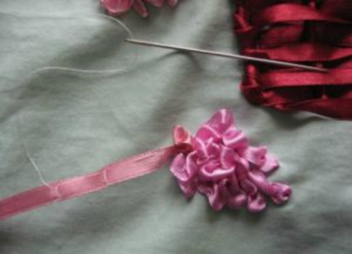 Broderie avec des rubans: lilas dans un panier