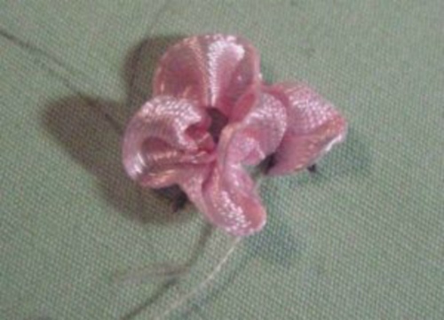 Broderie avec des rubans: lilas dans un panier