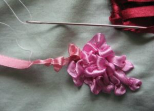 Broderie avec des rubans: lilas dans un panier