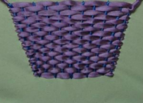Broderie avec des rubans: lilas dans un panier