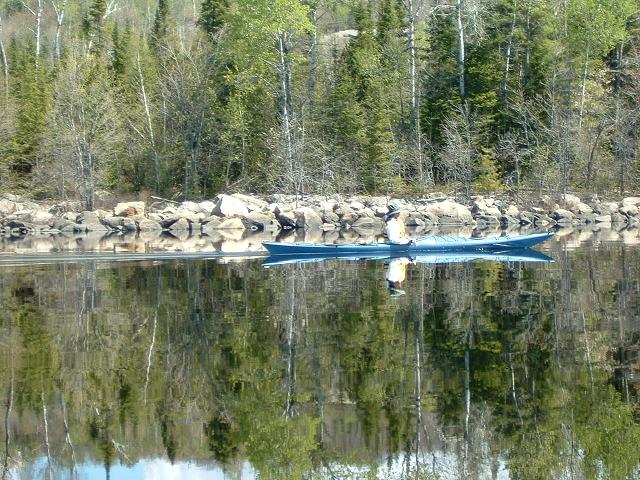 Voyage d'eau sur les kayaks